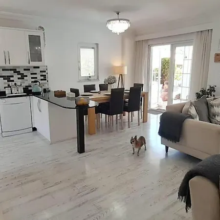 London By Luxury Group Villa *